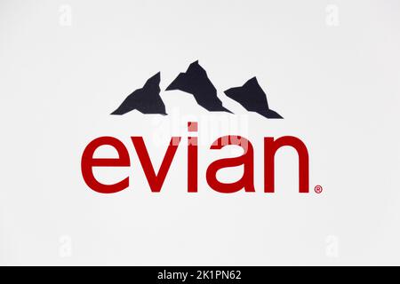 Frankfurt, Deutschland - 30. Juli 2017: Evian ist ein französisches Unternehmen, das Mineralwasser aus mehreren Quellen in der Nähe von Evian-les-Bains abfüllt und vermarktet Stockfoto