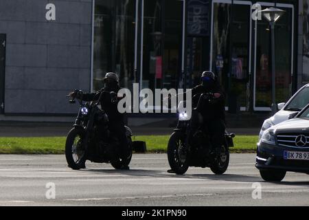 Zwei schwarze Motorräder nebeneinander auf einer Straße Stockfoto