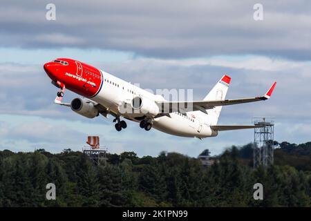 Nahaufnahme einer Boeing von Norwegian Airways, die am Flughafen Edinburgh abfliegt Stockfoto