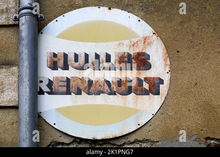 Le Vigan, Frankreich - 26. Juni 2021: Alte Werbung für Huiles Renault an einer Wand Stockfoto