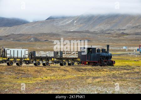 Alte und veraltete Bergbaueisenbahn in NY-Alesund, Spitzbergen, Kongsfjord, Svalbard, Norwegen Stockfoto