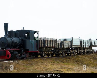 Alte und veraltete Bergbaueisenbahn in NY-Alesund, Spitzbergen, Kongsfjord, Svalbard, Norwegen Stockfoto