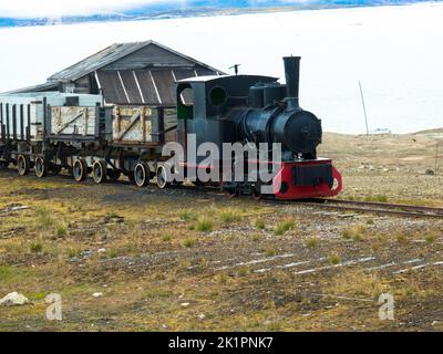 Alte und veraltete Bergbaueisenbahn in NY-Alesund, Spitzbergen, Kongsfjord, Svalbard, Norwegen Stockfoto