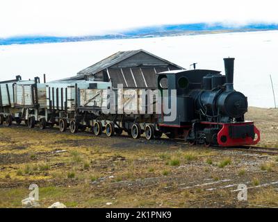 Alte und veraltete Bergbaueisenbahn in NY-Alesund, Spitzbergen, Kongsfjord, Svalbard, Norwegen Stockfoto