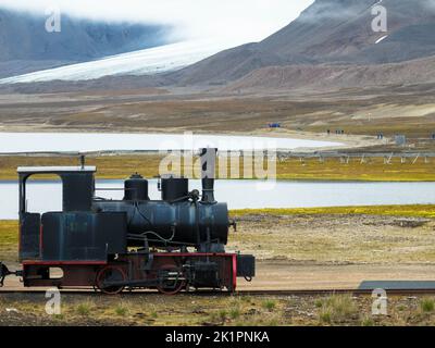 Alte und veraltete Bergbaueisenbahn in NY-Alesund, Spitzbergen, Kongsfjord, Svalbard, Norwegen Stockfoto