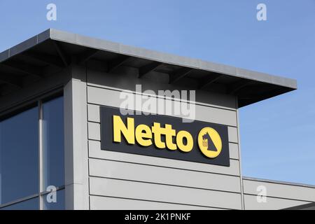 Odder, Dänemark - 22. Oktober 2021: Netto ist ein dänischer Discounter-Supermarkt, der in mehreren europäischen Ländern tätig ist Stockfoto