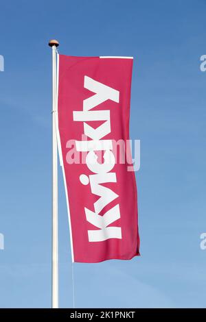 Odder, Dänemark - 22. Oktober 2021: Kvickly-Logo auf einer Flagge. Kvickly ist eine Supermarktkette in Dänemark, die sich im Besitz von Coop Danmark befindet Stockfoto