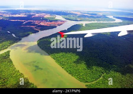 Flugzeug landet am Flughafen Manaus, Amazonas, Brasilien Stockfoto
