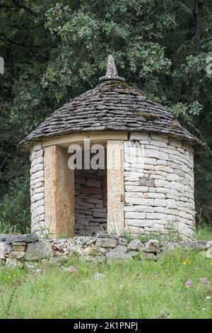 Typische Steinhütte namens Gariotte in französischer Sprache im Departement Lot, Frankreich Stockfoto