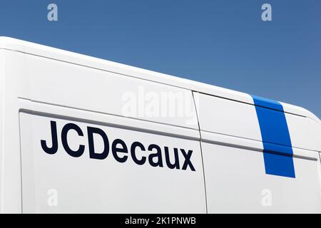 Decines, Frankreich - 13. Juni 2019: JCDecaux ist ein multinationales Unternehmen mit Sitz in Frankreich, das für seine Bus-Stop-Werbungssysteme und Werbetafeln bekannt ist Stockfoto