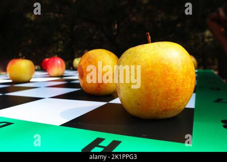 Spielsteine mit roten und grünen Äpfeln Stockfoto