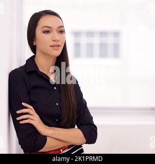 Leben in einer Unternehmenswelt. Eine junge Geschäftsfrau in ihrem Büro. Stockfoto