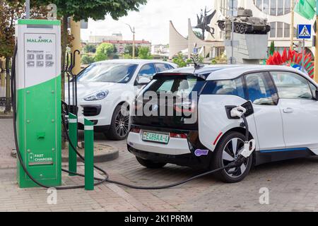 Grodno, Weißrussland - 09. September 2022: BMW i3 auf 50kW Schnellladestation Malanka auf dem sowjetischen Platz - Car-Sharing Pendlerladestation. Ladevorgang tec Stockfoto