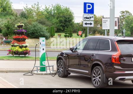 Grodno, Weißrussland - 09. September 2022: Volvo CX90 auf 22kW Ladeplatz Malanka auf der Gorkogo Straße. - Car Sharing Pendler Ladestation. Techno wird geladen Stockfoto