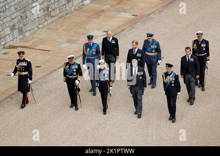 Mitglieder der königlichen Familie (von links nach rechts in der ersten Reihe) König Charles III, Prinzessin Royal, Herzog von York und der Graf von Wessex, (mittlere Reihe von links nach rechts) Prinz von Wales, Herzog von Sussex und Peter Phillips, (hintere Reihe von links nach rechts) Graf von Snowdon, Herzog von Gloucester und Vizeadmiral Sir Tim Laurence, gehen hinter den Sarg von Königin Elizabeth II., der im State Hearse getragen wird, während er zum Einbindungsservice in der St. George's Chapel in Windsor Castle, Berkshire, eintrifft. Bilddatum: Montag, 19. September 2022. Stockfoto