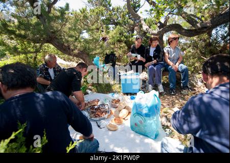 Punta Salinas Klippe, Baunei, Ogliastra, Sardinien, Italien, Europa, sardischen Familie in einem typischen Picknick Stockfoto