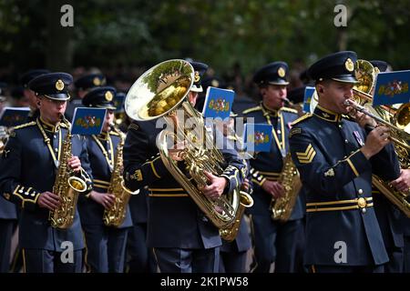 Mitglieder der Royal Air Force Band marschieren während des State Funeral von Queen Elizabeth II in Westminster Abbey in London. Bilddatum: Montag, 19. September 2022. Stockfoto