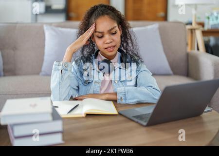 African American mit Computern und Notebooks online Stockfoto