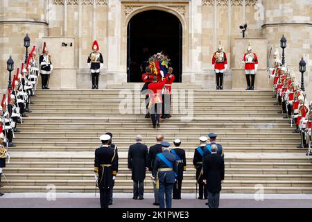 Mitglieder der königlichen Familie folgen als Trägerpartei der Queen's Company, 1. Bataillon Grenadier Guards tragen den Sarg von Königin Elizabeth II. Nach dem Staatsbegräbnis in Westminster Abbey zur St. George's Chapel in Windsor Castle für den Committal Service. Bilddatum: Montag, 19. September 2022. Stockfoto