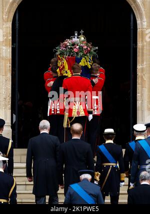 Mitglieder der königlichen Familie folgen als Trägerpartei der Queen's Company, 1. Bataillon Grenadier Guards tragen den Sarg von Königin Elizabeth II. Nach dem Staatsbegräbnis in Westminster Abbey zur St. George's Chapel in Windsor Castle für den Committal Service. Bilddatum: Montag, 19. September 2022. Stockfoto