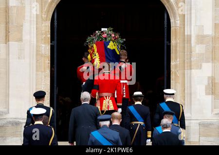 Mitglieder der königlichen Familie folgen als Trägerpartei der Queen's Company, 1. Bataillon Grenadier Guards tragen den Sarg von Königin Elizabeth II. Nach dem Staatsbegräbnis in Westminster Abbey zur St. George's Chapel in Windsor Castle für den Committal Service. Bilddatum: Montag, 19. September 2022. Stockfoto