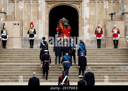 Mitglieder der königlichen Familie folgen als Trägerpartei der Queen's Company, 1. Bataillon Grenadier Guards tragen den Sarg von Königin Elizabeth II. Nach dem Staatsbegräbnis in Westminster Abbey zur St. George's Chapel in Windsor Castle für den Committal Service. Bilddatum: Montag, 19. September 2022. Stockfoto