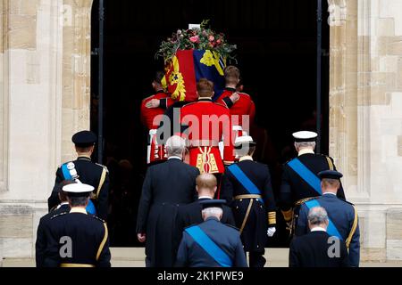 Mitglieder der königlichen Familie folgen als Trägerpartei der Queen's Company, 1. Bataillon Grenadier Guards tragen den Sarg von Königin Elizabeth II. Nach dem Staatsbegräbnis in Westminster Abbey zur St. George's Chapel in Windsor Castle für den Committal Service. Bilddatum: Montag, 19. September 2022. Stockfoto