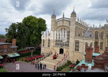 König Charles III, die Prinzessin Royal, der Herzog von York, der Graf von Wessex, der Prinz von Wales, der Herzog von Sussex, Peter Phillips, der Graf von Snowden, Der Herzog von Gloucester und der Vizeadmiral Sir Tim Laurence sehen zu, wie Sargträger den Sarg von Königin Elizabeth II. In die St. George's Chapel in Windsor Castle, Berkshire, tragen, während er für den Einbindungsservice ankommt. Bilddatum: Montag, 19. September 2022. Stockfoto