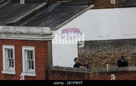 Polizeibeamte beobachten die feierliche Prozession des Sarges von Königin Elizabeth II., als er zum Einbindungsservice in der St. George's Chapel in Windsor Castle eintrifft. Bilddatum: Montag, 19. September 2022. Stockfoto