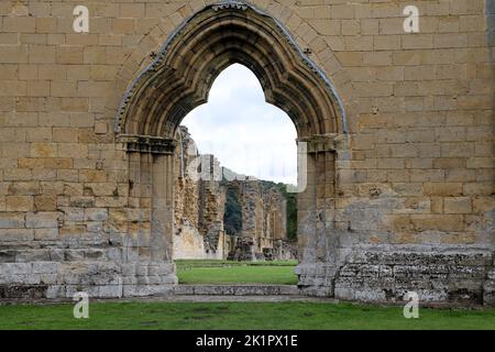 Die Ruinen von Byland Abbey, einem Zisterzienserkloster im Stadtteil Ryedale von North Yorkshire, England, Großbritannien. Stockfoto