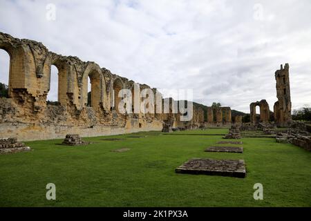 Die Ruinen von Byland Abbey, einem Zisterzienserkloster im Stadtteil Ryedale von North Yorkshire, England, Großbritannien. Stockfoto