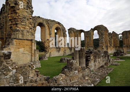 Die Ruinen von Byland Abbey, einem Zisterzienserkloster im Stadtteil Ryedale von North Yorkshire, England, Großbritannien. Stockfoto