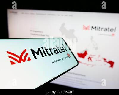 Mobiltelefon mit Logo von PT Dayamitra Telekomunikasi Tbk. (Mitratel) auf dem Bildschirm vor der Website. Konzentrieren Sie sich auf die Mitte links des Telefondisplays. Stockfoto