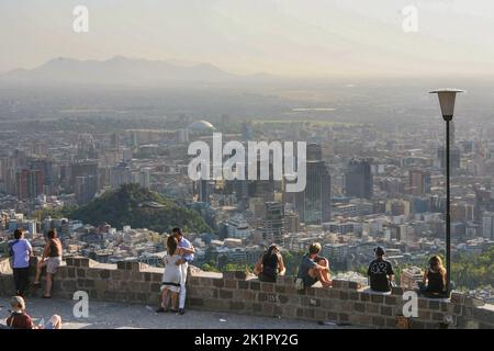 Chile, Santiago Blick vom Hügel des Cerro San Cristobal.das Panorama zieht Touristen und Einheimische an. Stockfoto