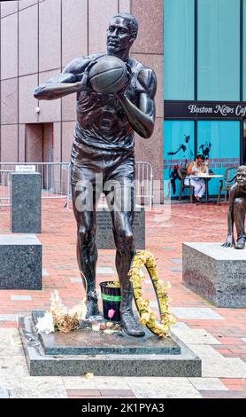 BOSTON, MASSACHUSETTS - 29. August 2022: Eine Statue des ehemaligen professionellen Basketballspielers Bill Russell von Ann Hirsch wird außerhalb von Bostons CI installiert Stockfoto