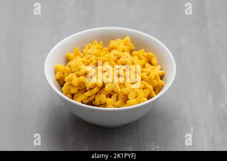 Trocknen Sie frische Maissterne in einer weißen Schüssel auf Keramik Stockfoto