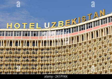 Taskent Usbekistan - das Wahrzeichen Hotel Usbekistan in der Stadt Cenre im sowjetischen Baustil im August 2022 gesehen gebaut Stockfoto