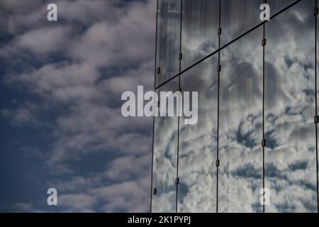 Berlin, Deutschland. 20. September 2022. Wolken spiegeln sich in einer Glasfassade. Das Wetter in der Hauptstadt ist derzeit sehr wechselhaft. Quelle: Paul Zinken/dpa/Alamy Live News Stockfoto