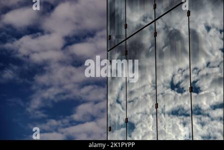 Berlin, Deutschland. 20. September 2022. Wolken spiegeln sich in einer Glasfassade. Das Wetter in der Hauptstadt ist derzeit sehr wechselhaft. Quelle: Paul Zinken/dpa/Alamy Live News Stockfoto