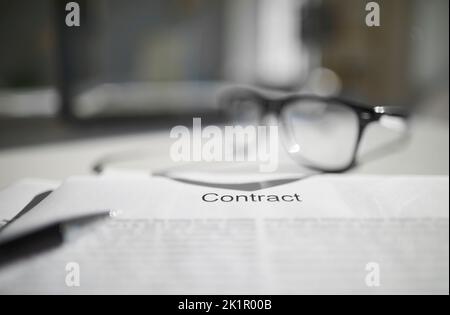 Nahaufnahme des Vertrags, fertig zur Unterzeichnung, Brille und Stift auf dem Schreibtisch Stockfoto