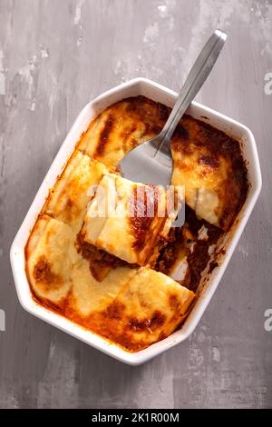 Frische Lasagne mit Fleisch- und Tomatensauce, die im Ofen in einer Keramikschale gebacken wurde. Stockfoto