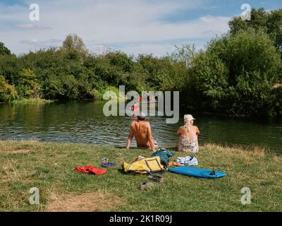 Sommerleben auf den Grantchester Meadows am Fluss Cam in Cambridge Cambridgeshire England Großbritannien - Sommer auf dem Land Menschen Stockfoto