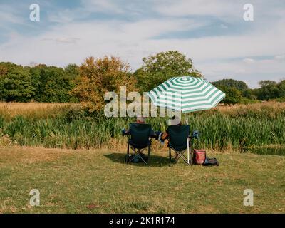 Sommerleben auf den Grantchester Meadows am Fluss Cam in Cambridge Cambridgeshire England Großbritannien - Sommer auf dem Land Menschen Stockfoto