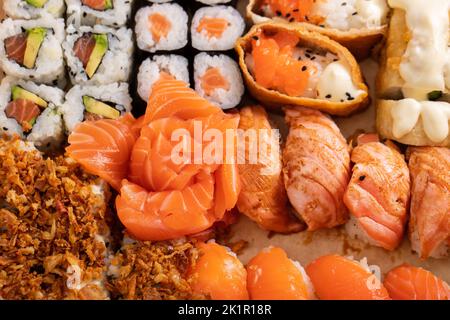 Verschiedene Sushi-Nigiri- und Maki-Sets. Eine Auswahl an japanischem Sushi mit Thunfisch, Krabben, Lachs und Brötchen. Stockfoto