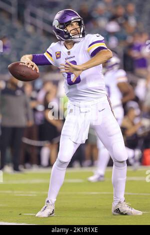 Philadelphia, PA, USA. 19. September 2022. Minnesota Vikings Quarterback KIRK COUSINS (8) in Aktion während einer Woche zwei Spiel zwischen den Philadelphia Eagles und den Minnesota Vikings Montag, 19. September 2022; im Lincoln Financial Field in Philadelphia, PA. (Bild: © Saquan Stimpson/ZUMA Press Wire) Stockfoto