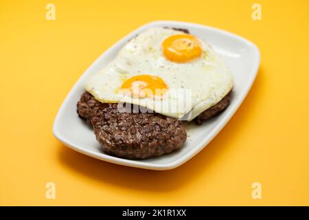 Drei gebratenes Hackfleisch mit Spiegelei in weißer Schale Stockfoto