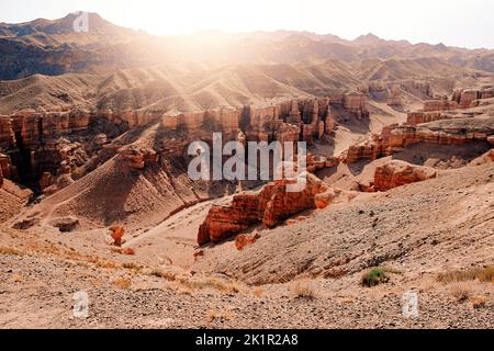 Panoramablick auf den Charyn Canyon in Kasachstan bei Almaty bei Sonnenaufgang Stockfoto