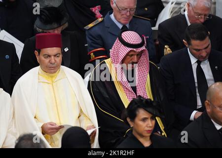 S.H. Prinz Moulay Rachid von Marokko (links) und Sohn des Emir von Kuwait, Sheikh Faisal Nawaf Al-Ahmad Al-Sabah (Mitte), nahmen an der Staatsfuneral von Königin Elizabeth II. Teil, die in der Westminster Abbey, London, stattfand. Bilddatum: Montag, 19. September 2022. Stockfoto