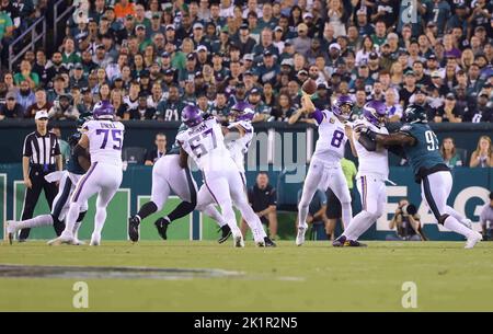 Philadelphia, PA, USA. 19. September 2022. Minnesota Vikings Quarterback KIRK COUSINS (8) in Aktion während einer Woche zwei Spiel zwischen den Philadelphia Eagles und den Minnesota Vikings Montag, 19. September 2022; im Lincoln Financial Field in Philadelphia, PA. (Bild: © Saquan Stimpson/ZUMA Press Wire) Stockfoto