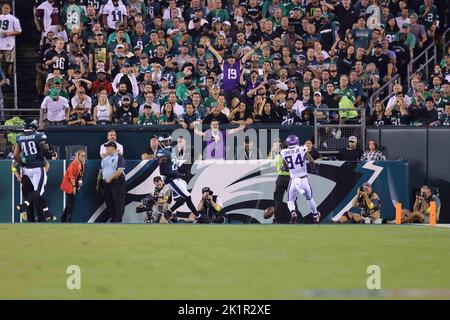 Philadelphia, PA, USA. 19. September 2022. Minnesota Vikings Tight End IRV SMITH JR. (84) feiert in der Endzone während einer Woche zwei Spiel zwischen den Philadelphia Eagles und den Minnesota Vikings Montag, 19. September 2022; im Lincoln Financial Field in Philadelphia, PA. (Bild: © Saquan Stimpson/ZUMA Press Wire) Stockfoto
